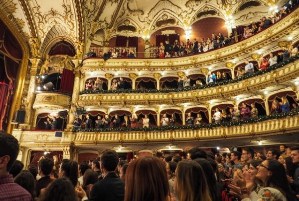 Fashionable Outfits to Wear to the Opera